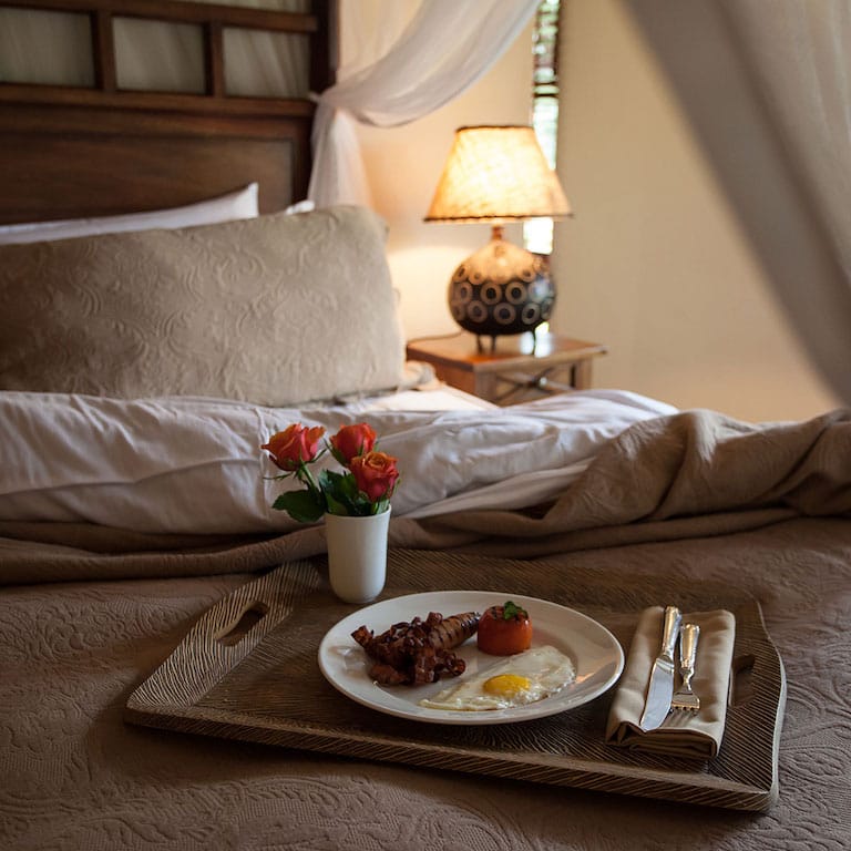 2-Legendary-Lodge-breakfast-in-bed